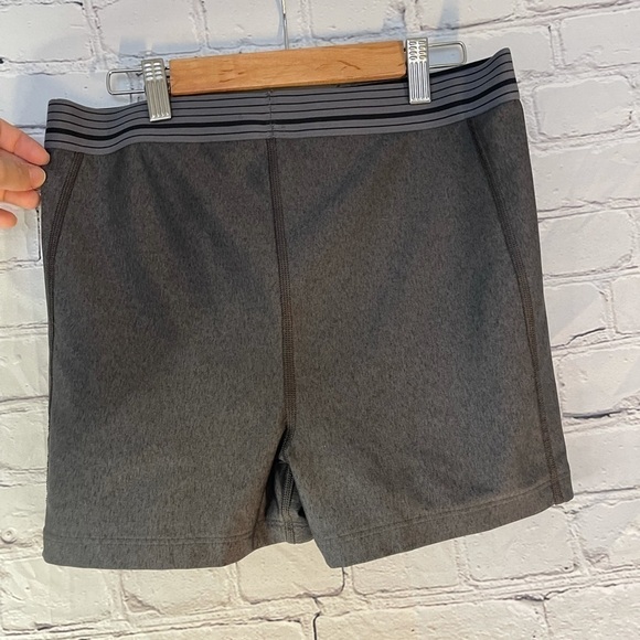UNDER Armour WorkOut Shorts - Picture 2 of 8